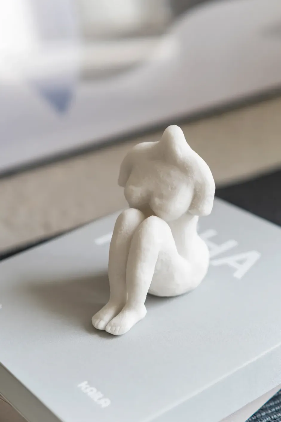 Art piece istuva nainen 14 cm, Off-white