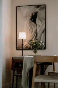 Astrid lampunjalka, Musta