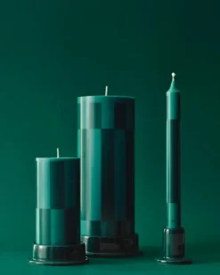 Column Candle pöytäkynttilä small 15 cm, Green-dark green iso ruutukuvio.