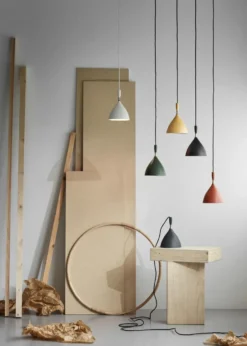 Dokka kattovalaisin, Warm beige