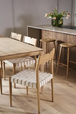 Ekeryd ruokapöydäntuoli, Webbing-laquered oak