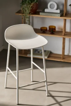 Form Chair baarijakkara metallijalat, valkoinen