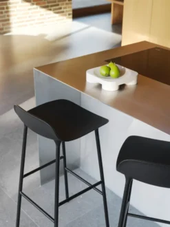 Form Chair baarijakkara metallijalat, Musta