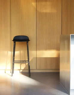 Form Chair baarijakkara metallijalat, Musta