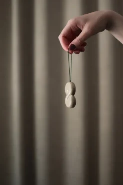 Hanging bun koristeriipus, Beige