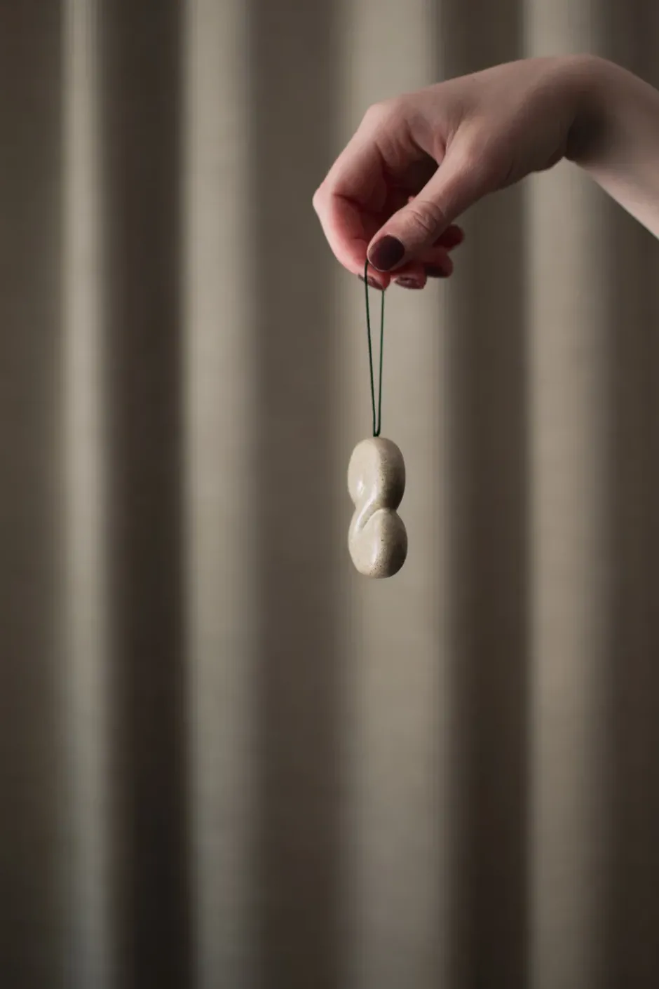 Hanging bun koristeriipus, Beige