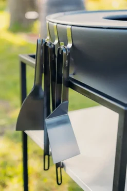 Höfats grillilasta, Musta