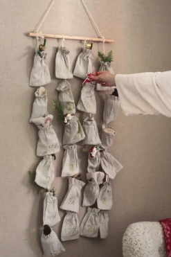 Joyful adventtikalenteri 75 cm, Beige