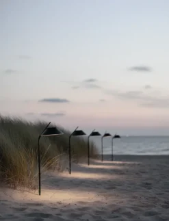 Kulma aurinkokennolamppu pollari jalustalla, Musta