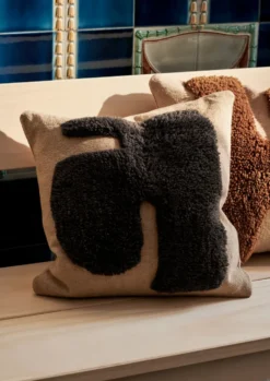Lay tyyny 50 x 50 cm, Sand / Dark Brown