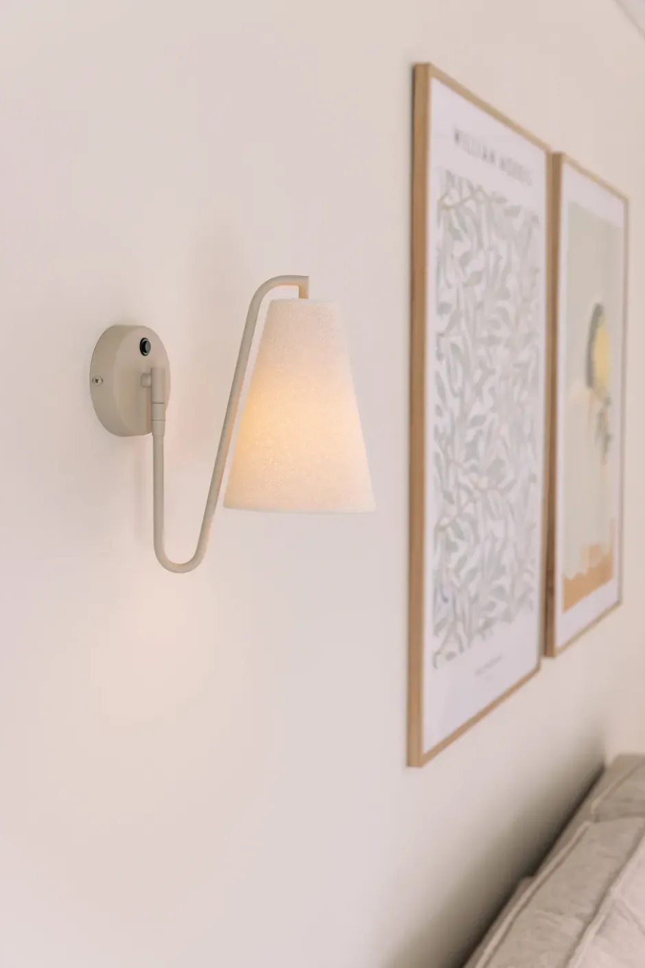 Lou seinävalaisin, Bouclé vit-beige