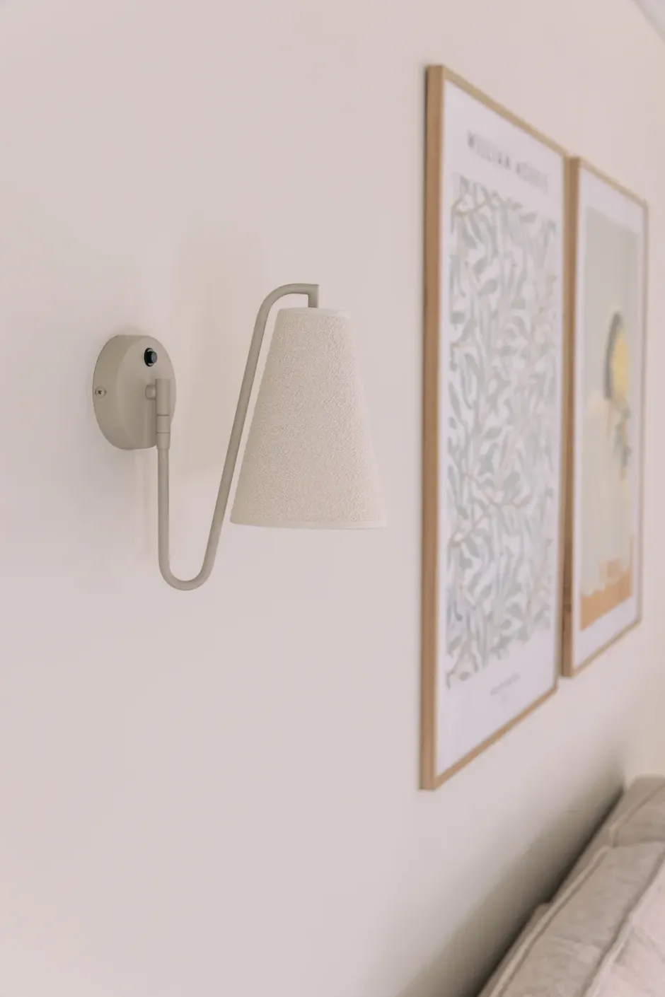 Lou seinävalaisin, Bouclé vit-beige