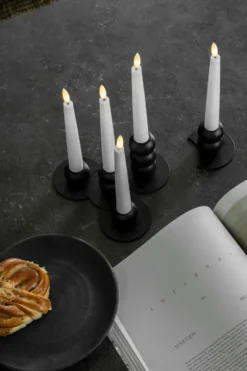 Lykke yhdistettävä kynttilänjalka sis. 5 kpl LED-kynttilöitä, Black