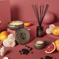 Maison Noir Mini Tin tuoksukynttilä 25 tuntia, Pink Citron Grapefruit