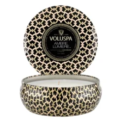 Maison Noir 3-wick Tin tuoksukynttilä 40 tuntia, Ambre Lumiere
