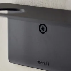 Meraki hylly pullonpidikkeellä ja koukulla, Harjattu musta viimeistely
