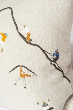 Mountain climbers -tyynynpäällinen 48x48 cm, Luonnonvärinen