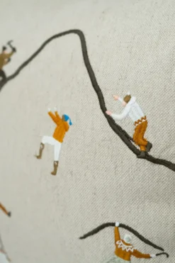 Mountain climbers -tyynynpäällinen 48x48 cm, Luonnonvärinen