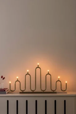 Noel 7 -adventtikynttelikkö, Harjattu messinki