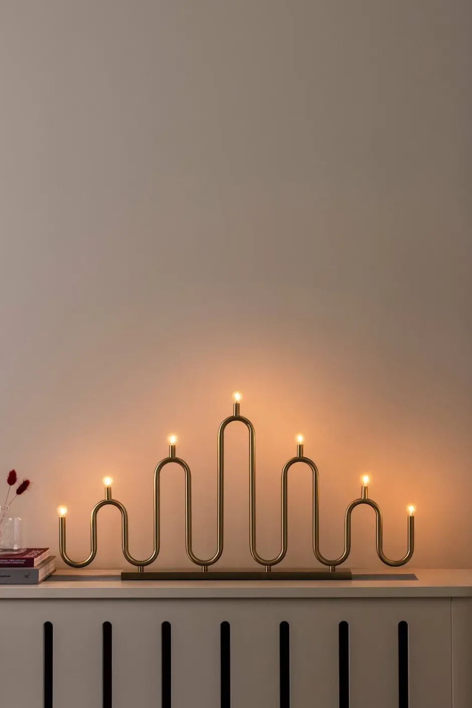 Noel 7 -adventtikynttelikkö, Harjattu messinki