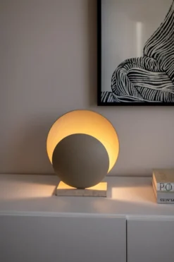Orbit pöytävalaisin, Beige-travertiini