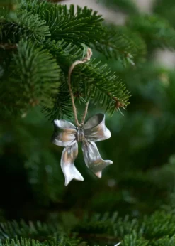 Serafina bow riipus, Hopeanvärinen, 6x2,5x6,7 cm