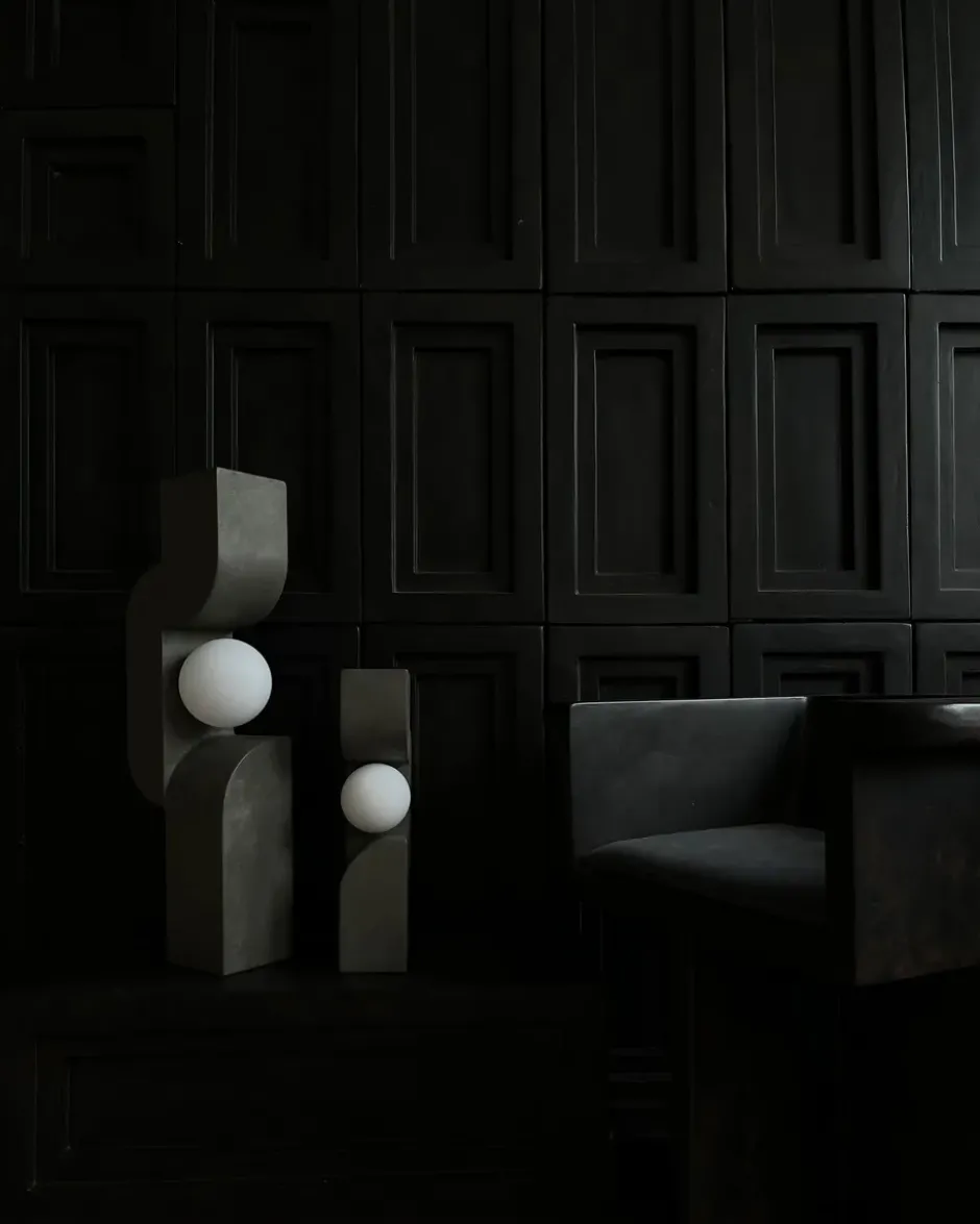 Sitting Man -valaisin Dark grey, 16 x 42,5 cm