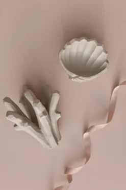 The Clam Shell -veistos 13 cm, Limestone