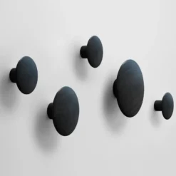 The Dots vaatekoukku musta, Ø6,5 cm