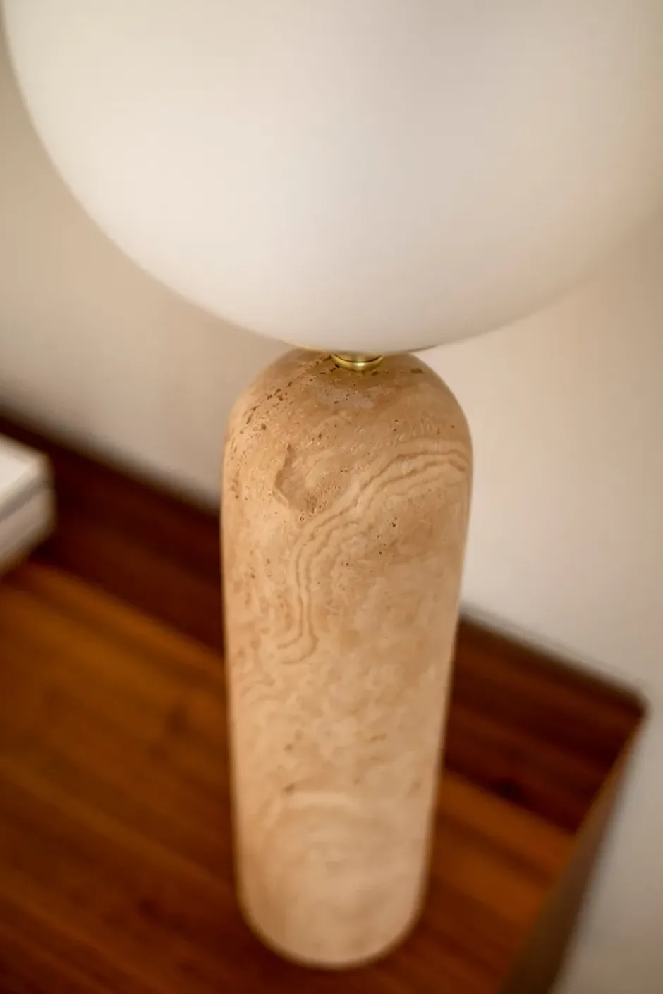 Torrano pöytälamppu, Travertiini