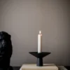 Uma kynttilänjalka, Black