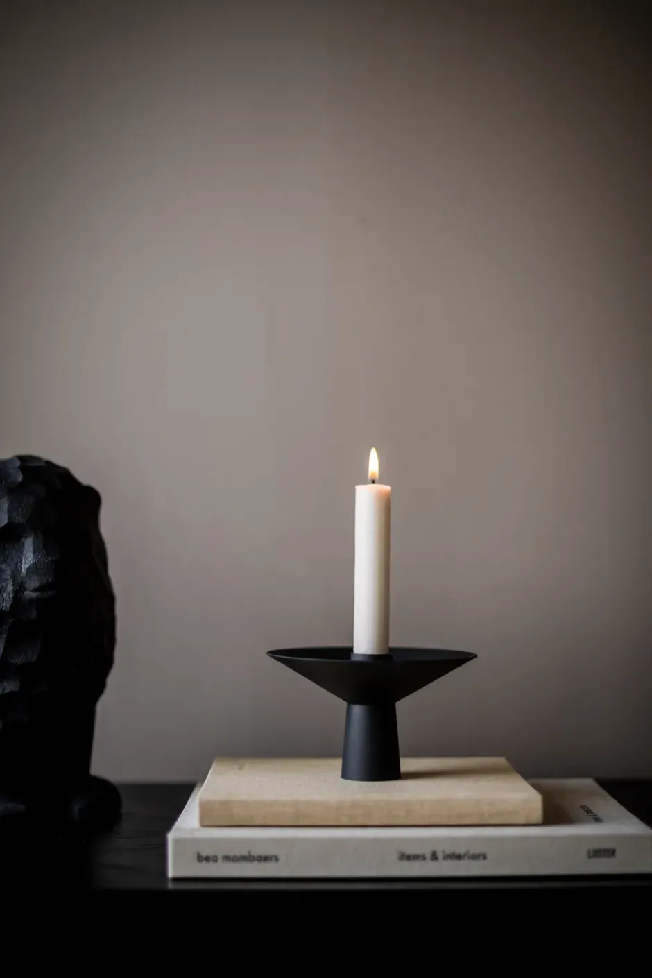 Uma kynttilänjalka, Black