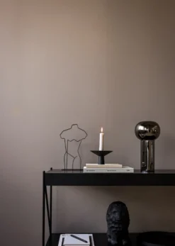 Uma kynttilänjalka, Black