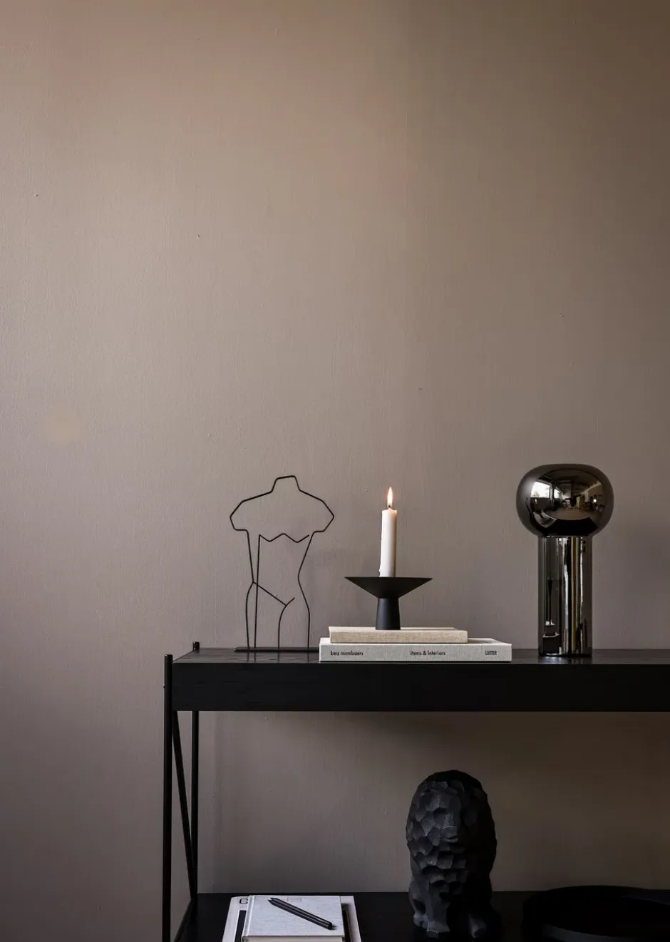 Uma kynttilänjalka, Black