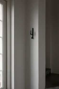 Woody koukku One, Black stained oak