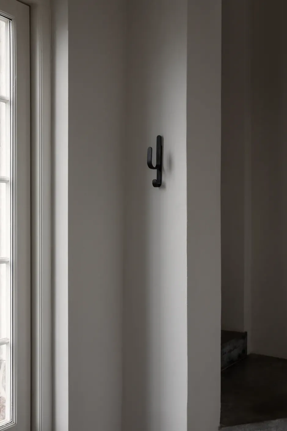 Woody koukku One, Black stained oak